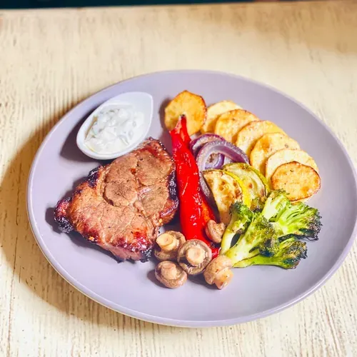 Ceafă de porc cu legume 